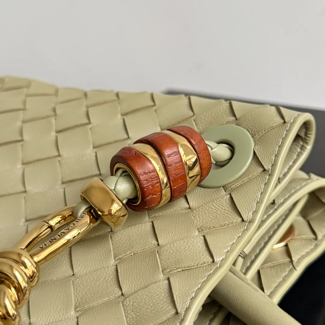 The new Andiamo batch of 3060 BV is shipped‼ ️The classic intercciato weaving process is used to create a soft bag, the metal knot is made of micro-cast aluminum using jewelry technology🪢, and the decorative beads are made of metal and hand-polished oak, allowing you to jump repeatedly between elegance and fun💃, making it unpredictable. Classic and versatile, it shows off your temperament, and the bag has a large capacity, making it very convenient for daily commuting! It has a variety of carrying methods, the shoulder straps can be adjusted by yourself, the original lambskin feels soft and delicate, and the unisex style breaks gender boundaries and brings a more practical and long-lasting use experience. The Andiamo, which has both elegant and casual styles, perfectly interprets the "fashionable old money style". Style No.: 743568+Wood Hardware Color: Travertine Green Size: 25*22*10.5cm